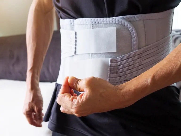 men-with-back-pain-wearing-support-belt-medical-belt-orthopedic-lumbar-support-768x576